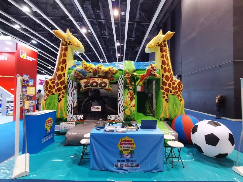 Leisure Activities® pristato zoologijos sodą į IAAPA EXPO ASIA su įspūdinga 4 m pripučiama šokinėjančia pilimi